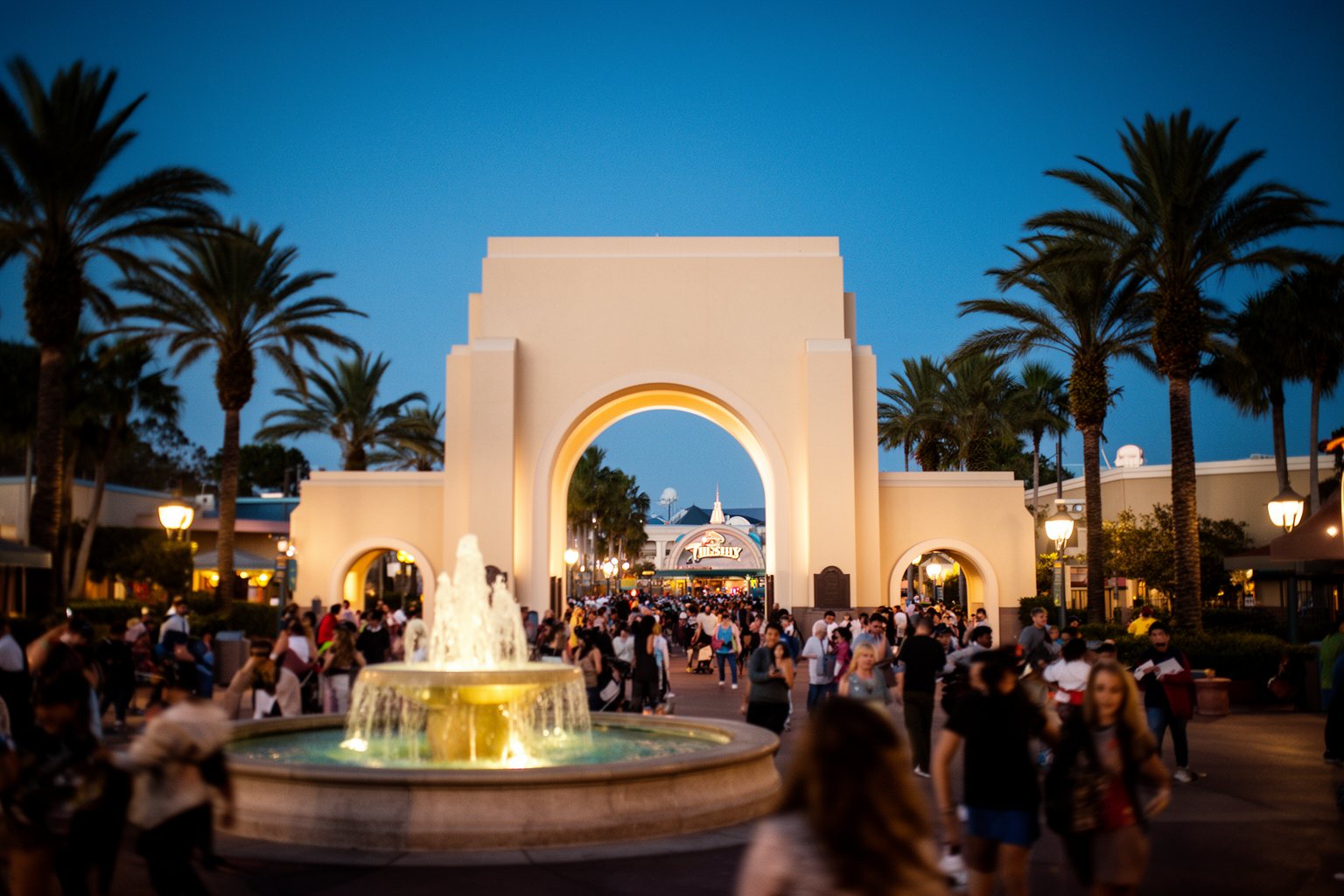 Universal Studios Orlando Nightlife: Rides, Shows and Eats Crowds arriving at the Universal Studios Orlando entrance plaza as the lights come on